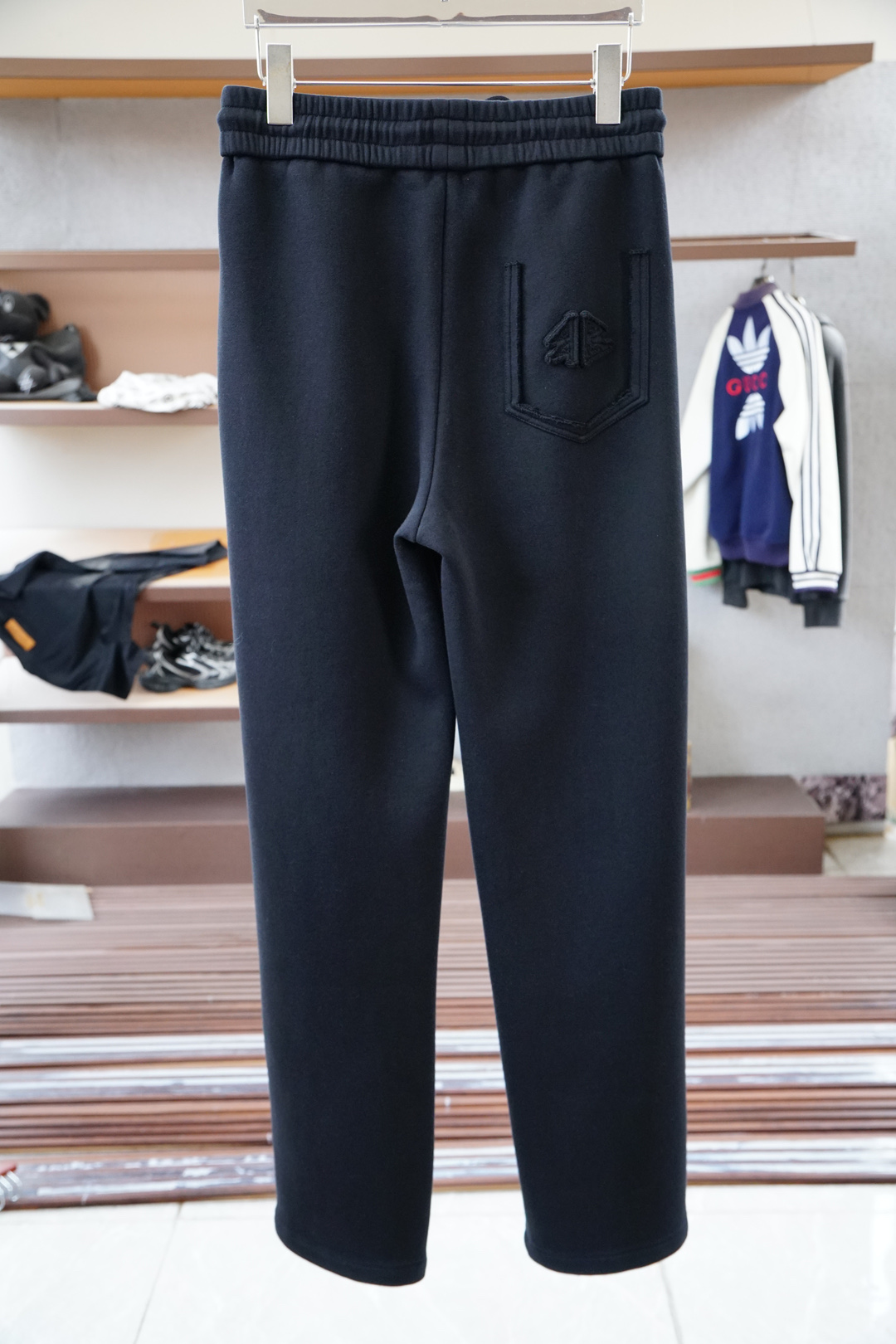 巴黎世家-2025 秋冬男士休闲裤西瓜超细纯棉面料休闲裤，最新款上身版型无敌正！绝对可以闭眼收的一款此款