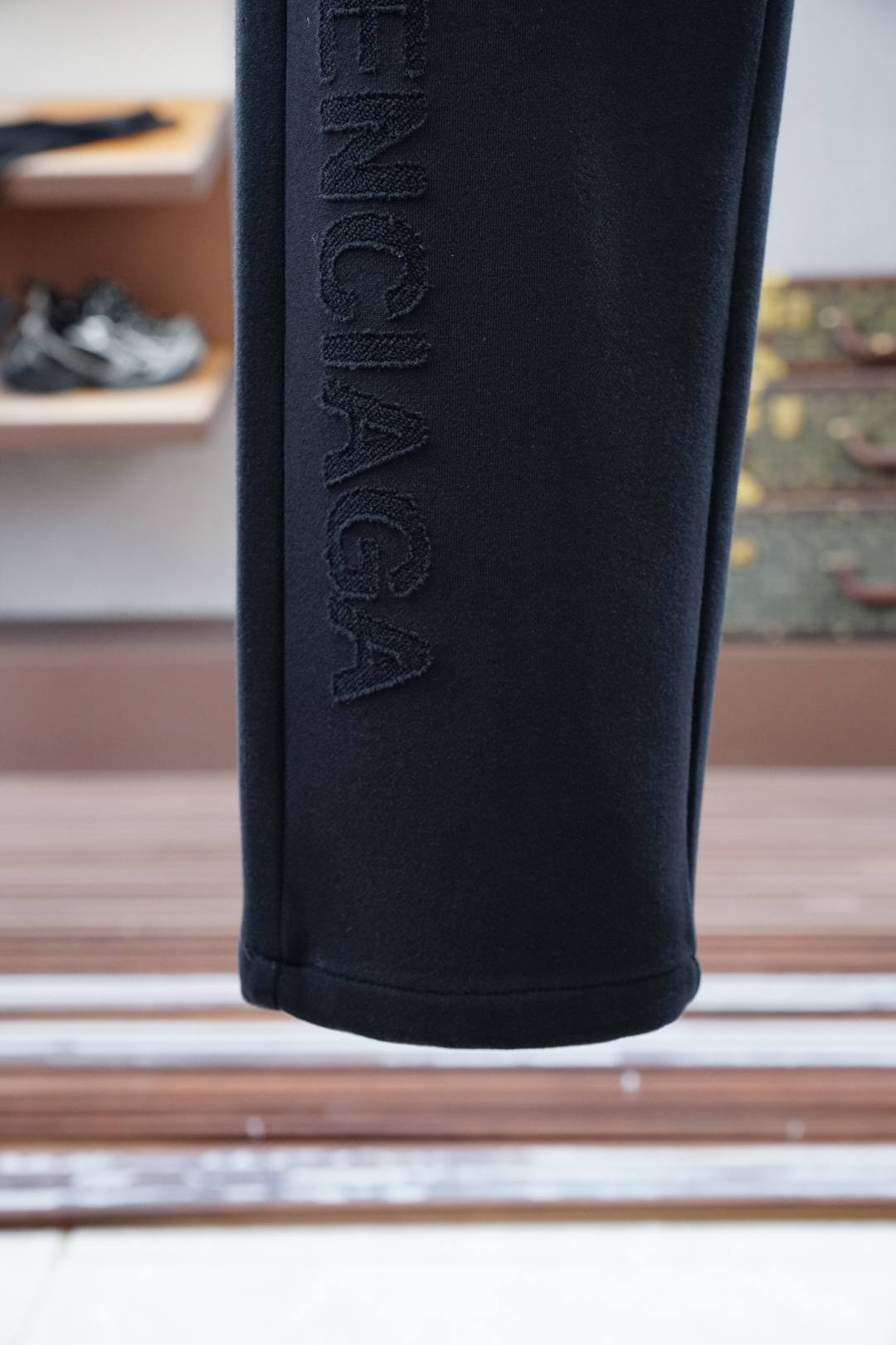 巴黎世家-2025 秋冬男士休闲裤西瓜超细纯棉面料休闲裤，最新款上身版型无敌正！绝对可以闭眼收的一款此款