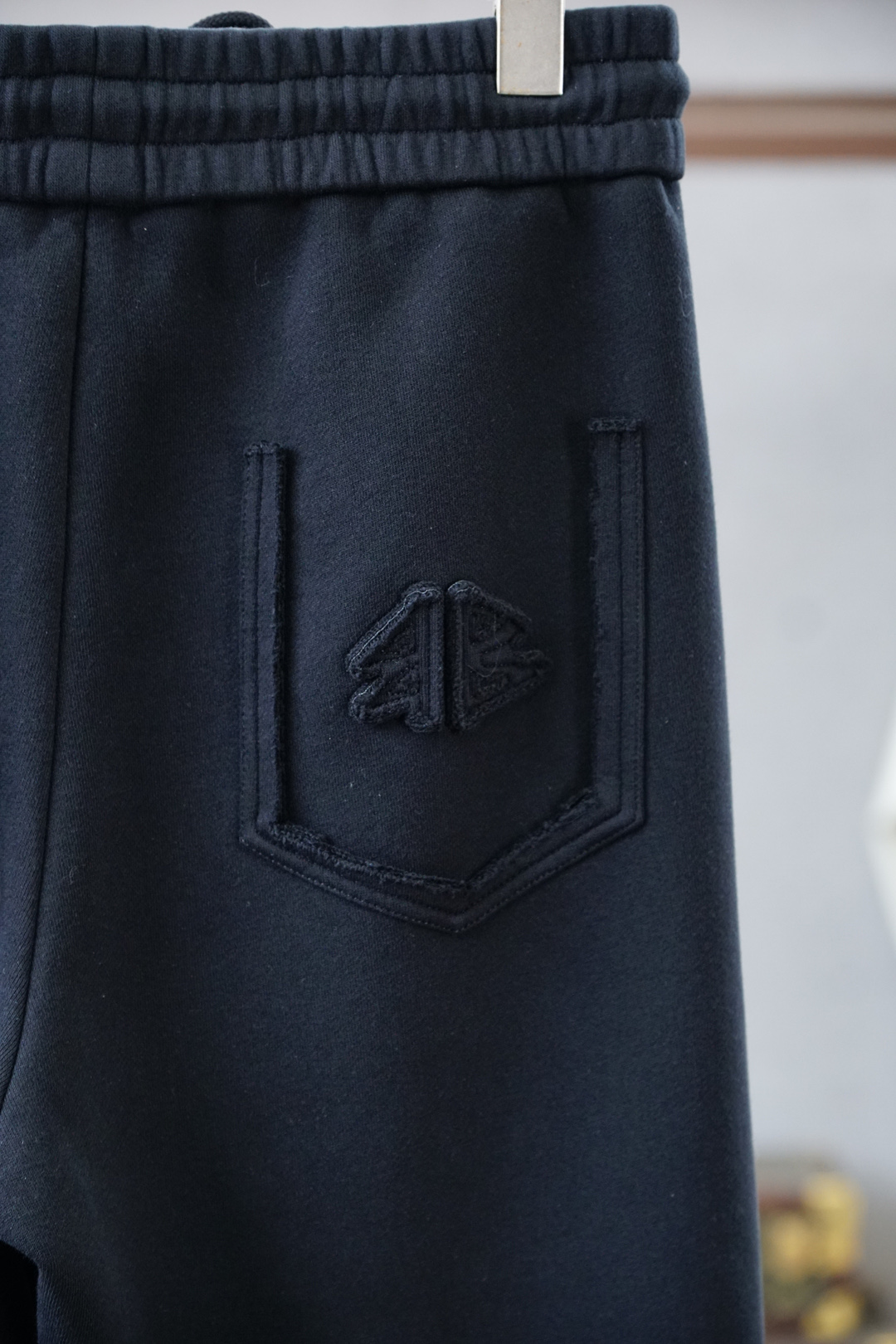 巴黎世家-2025 秋冬男士休闲裤西瓜超细纯棉面料休闲裤，最新款上身版型无敌正！绝对可以闭眼收的一款此款