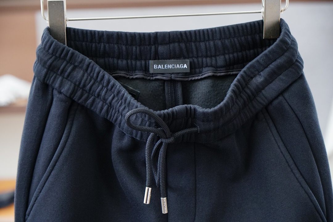 巴黎世家-2025 秋冬男士休闲裤西瓜超细纯棉面料休闲裤，最新款上身版型无敌正！绝对可以闭眼收的一款此款