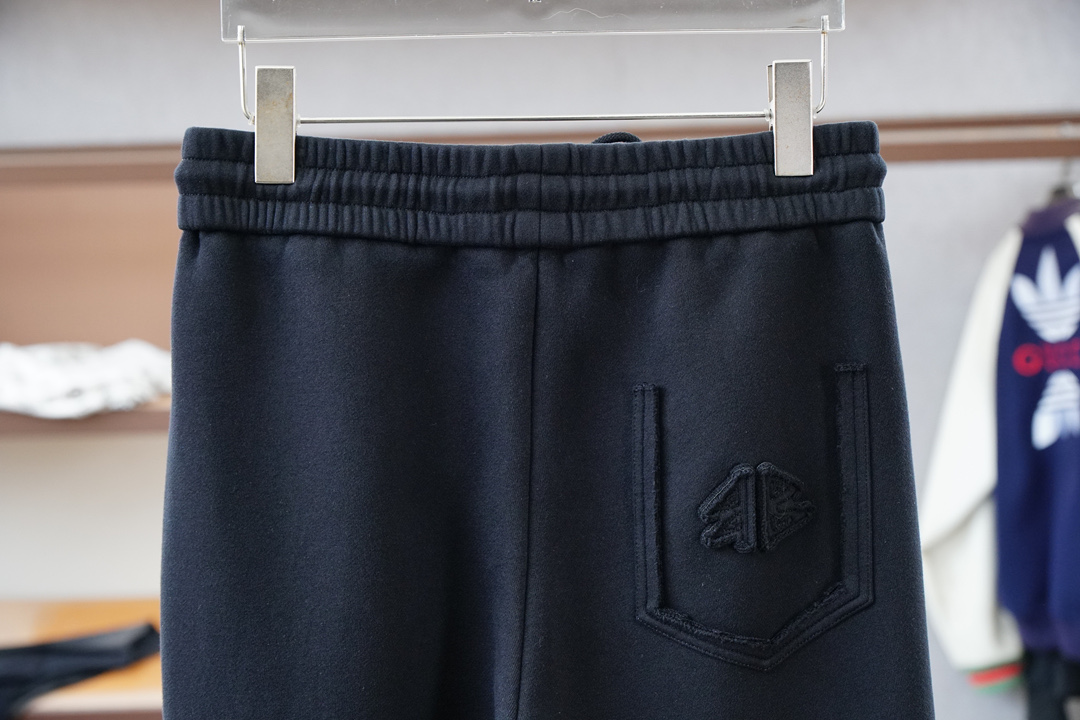 巴黎世家-2025 秋冬男士休闲裤西瓜超细纯棉面料休闲裤，最新款上身版型无敌正！绝对可以闭眼收的一款此款