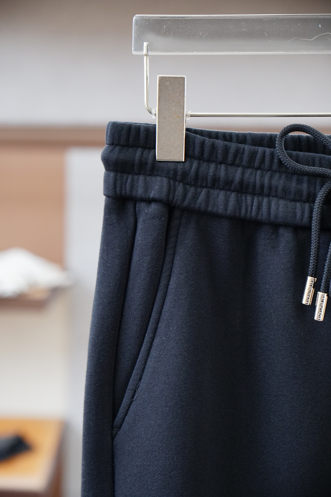 巴黎世家-2025 秋冬男士休闲裤西瓜超细纯棉面料休闲裤，最新款上身版型无敌正！绝对可以闭眼收的一款此款