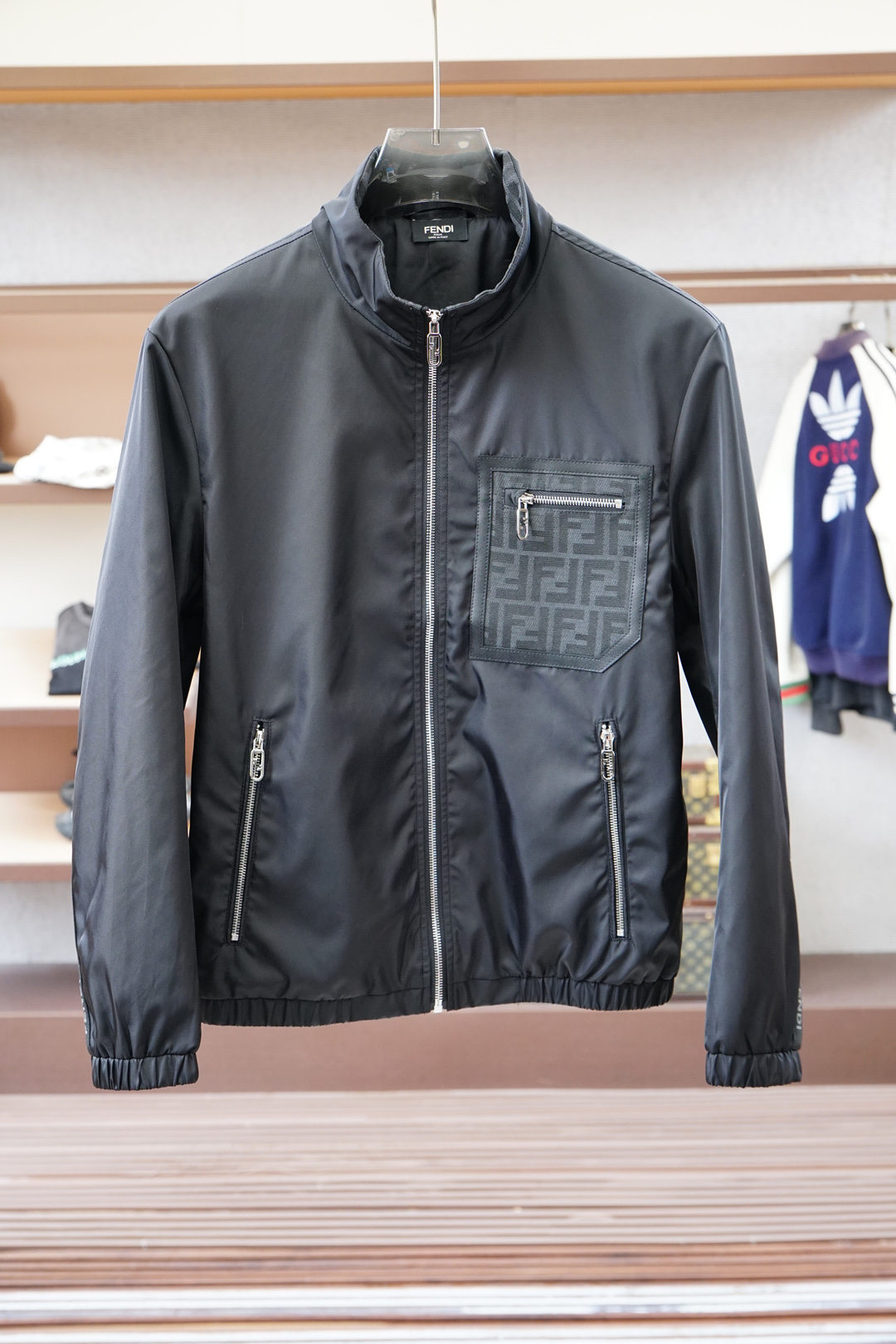 NO:539013,,Fendi-2025 is born to control the times, define the autumn and winter shape | Say goodbye to the bloated autumn and winter, and reshape the fashion with neat lines. The 2025 autumn and winter series has ingeniously launched a new single-color stand-up collar set, made of high-quality washing denim cotton, with a soft and crisp and stylish touch. Three-dimensional tailoring, elegant silhouette follows ergonomic three-dimensional tailoring, cleverly outlines the body in a refreshing and wide style, taking into account the demeanor and temperature. Embellish the body; dark embroidery patterns are looming, and the back collar imprints the brand logo leather card, supporting extraordinary texture in the subtle areas. Comfort experience, moving the full washing process brings an ultimate soft and skin-friendly experience, matched with the upper body zipper lapel design, convenient to wear, and always maintain a comfortable and elegant state. Have it immediately and create your own unlimited shape. Classic color black Size M -  3XL, fendi, fendi, alexander wang19860909,Fendi芬迪-2025驭时而生,定义秋冬型格｜告别秋冬臃肿,以利落线条重塑风尚 2025秋冬系列,匠心推出全新单色立领套装,以高级水洗牛仔棉打造,触感柔软且挺括有型. 立体剪裁,廓形优雅遵循人体工学的立体剪裁,于清爽宽阔的版型中,巧妙勾勒身形,兼顾风度与温度.点缀于衣身；暗纹绣花图案若隐若现,后领压印品牌标识皮牌,于细微处承托不凡质感. 舒适体验,随身而动全水洗工艺带来极致柔软的亲肤体验,搭配上身拉链翻领设计,穿着便利,时刻保持熨帖舒适的优雅状态.即刻拥有,塑造专属你的不设限型格. 颜色经典黑 尺码M - 3XL,,fendi,fendi,alexander wang,Men's clothing