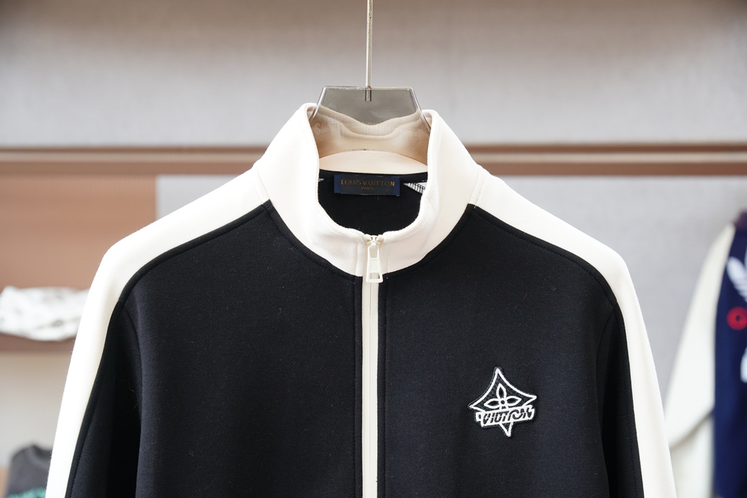 Lv路意易威登/🌍2025 秋冬季新品，最新系列外套/重塑街头高级感不拘常规，轻盈有型。本季Y以全新复合