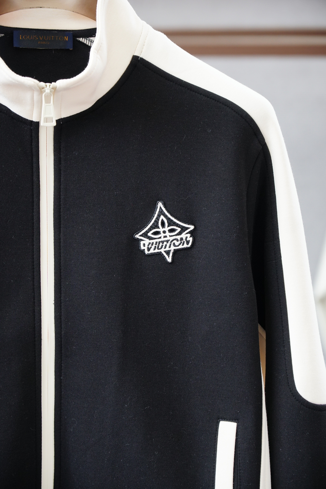 Lv路意易威登/🌍2025 秋冬季新品，最新系列外套/重塑街头高级感不拘常规，轻盈有型。本季Y以全新复合