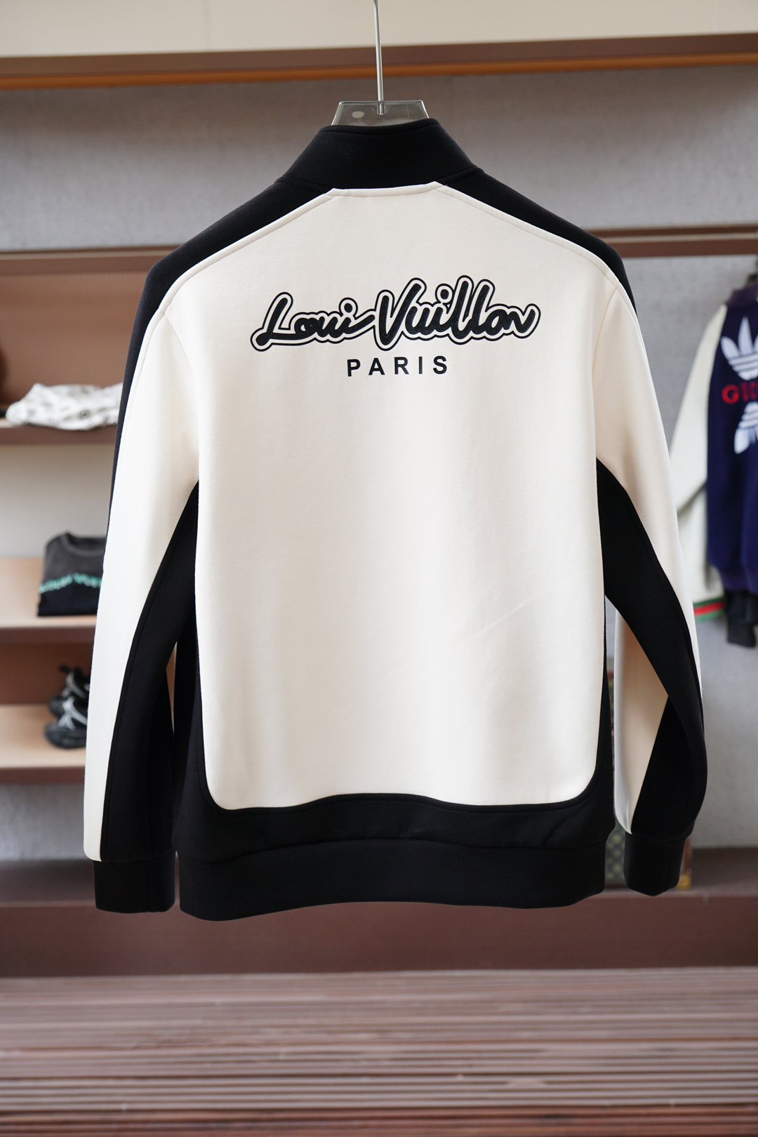 Lv路意易威登/🌍2025 秋冬季新品，最新系列外套/重塑街头高级感不拘常规，轻盈有型。本季Y以全新复合