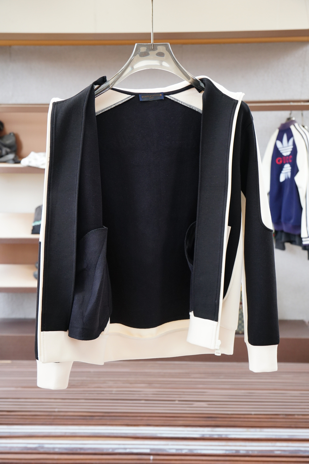 Lv路意易威登/🌍2025 秋冬季新品，最新系列外套/重塑街头高级感不拘常规，轻盈有型。本季Y以全新复合