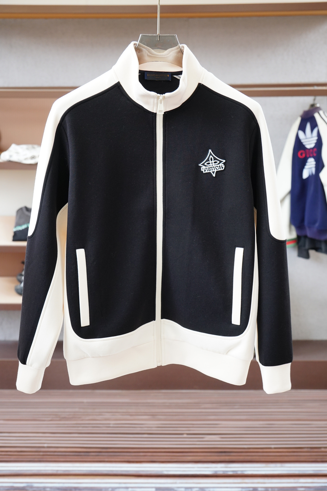 Lv路意易威登/🌍2025 秋冬季新品，最新系列外套/重塑街头高级感不拘常规，轻盈有型。本季Y以全新复合