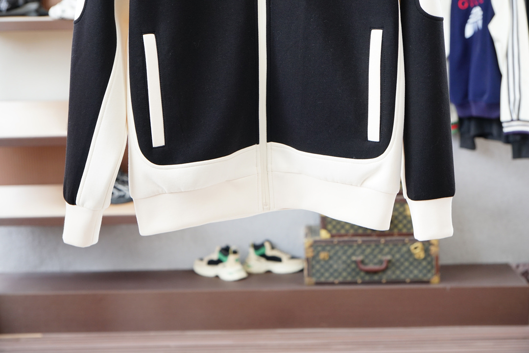 Lv路意易威登/🌍2025 秋冬季新品，最新系列外套/重塑街头高级感不拘常规，轻盈有型。本季Y以全新复合