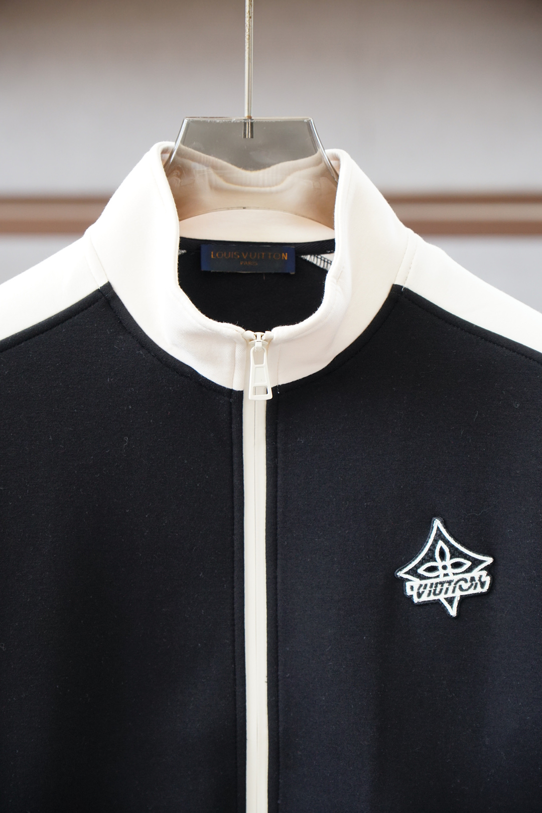 Lv路意易威登/🌍2025 秋冬季新品，最新系列外套/重塑街头高级感不拘常规，轻盈有型。本季Y以全新复合