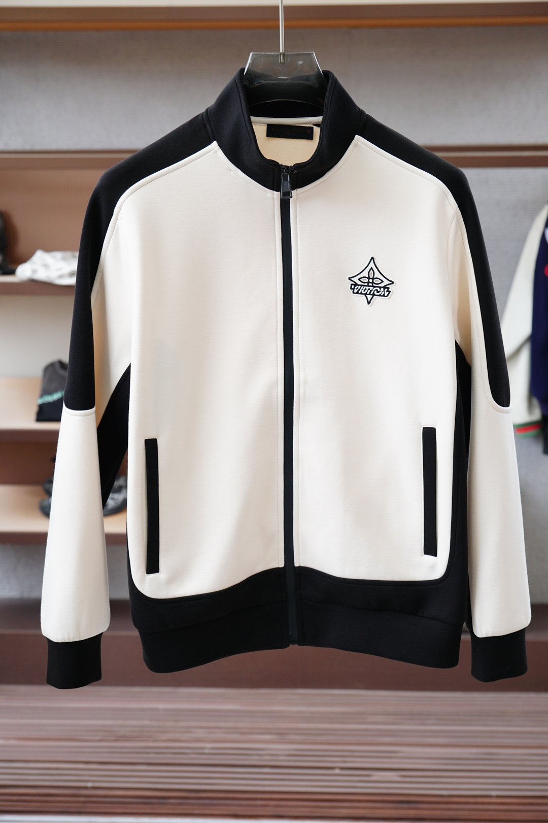 NO:539016,Lv Luyi Vuitton/2025 new autumn and winter products, the latest series of jackets/reshapes the street high-end feel is not conventional, light and stylish. This season Y uses a new composite fabric to create this popular jacket/body 1 uses 94 polyester fiber + 6 spandex, taking into account the light texture and outstanding elasticity; partially matched with body 2 fabric, 78 polyester fiber + 22 nylon, further improving the overall functional performance. Special surface treatment technology gives the fabric a delicate and shiny luster, tightly woven structure lightweight locking, completely breaking the heavy feeling of autumn and winter wear. Full three-dimensional tailoring·Details are ingenious  The wide three-dimensional cutting does not overly stick to the body's outline, creating a full sense of space and high-end visual lines, interpreting unique fashion language. The multi-cut piece splicing design makes the upper body look fashionable and atmospheric. The overall use of the same color double-line sewing edge wrapping process, from the brim to the hem, each line is precise and exquisite, showing a luxurious connotation in a low-key manner. Whether it is street style or fashion mixing, it is easy to show a casual but exquisite dressing attitude. Color black and white Size M-3XL,,louis vuitton,jackets & coats,hats,alexander wang19860909Lv路意易威登/2025 秋冬季新品,最新系列外套/重塑街头高级感不拘常规,轻盈有型.本季Y以全新复合面料打造这款人气外套/主体1采用94聚酯纤维+6氨纶,兼顾轻盈质感与出众弹性；局部搭配主体2面料,78聚酯纤维+22锦纶,进一步提升整体机能表现.特殊表面处理工艺,赋予织物细腻微光泽,紧密织造结构轻量锁温,彻底打破秋冬穿着厚重感. 全立体剪裁·细节见匠心 宽幅立体剪裁不过分拘泥身体轮廓,营造饱满空间感与高级视觉线条,诠释独有的时尚语言.多处裁片拼接设计,上身效果时尚大气.整体采用同色系双线衍缝包边工艺,从帽檐至下摆,每一处走线精准考究,于低调中尽显奢华内涵. 无论是街头风格还是时装混搭,皆游刃有余,展现随性却不失精致的穿搭态度.颜色黑色白色 尺码M-3XL,,louis vuitton,jackets & coats,hats,alexander wang,Men's clothing