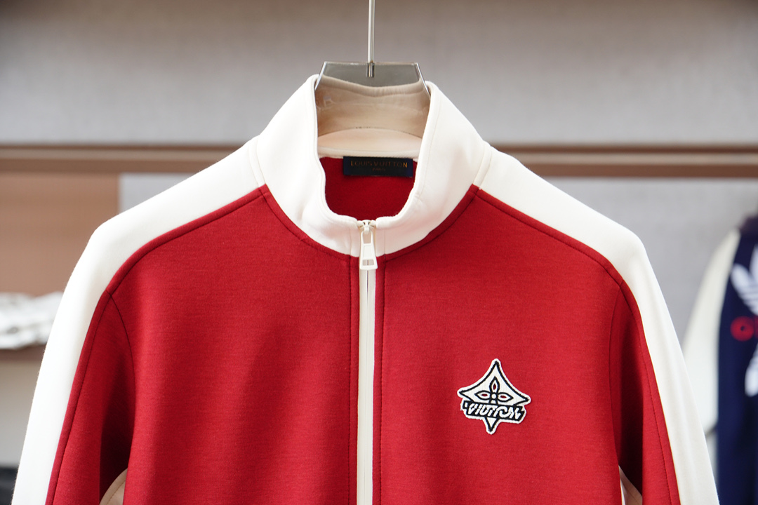 Lv路意易威登/🌍2025 秋冬季新品，最新系列外套/重塑街头高级感不拘常规，轻盈有型。本季Y以全新复合