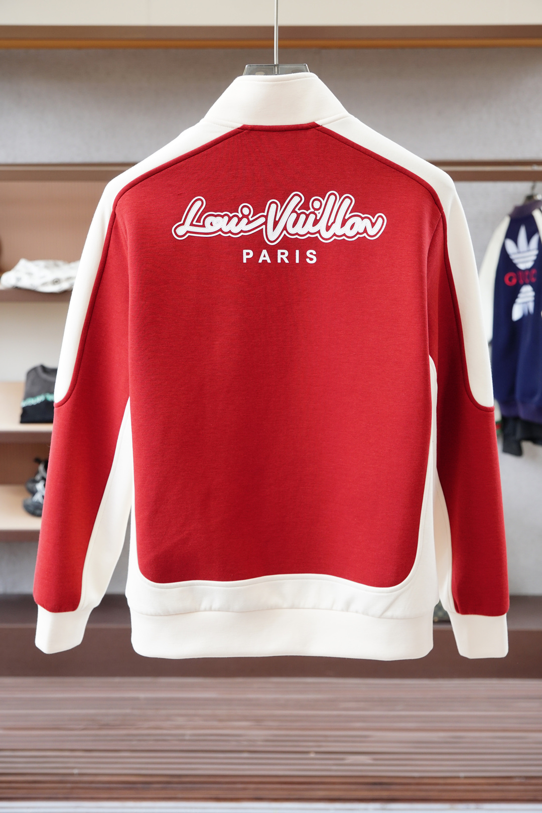 Lv路意易威登/🌍2025 秋冬季新品，最新系列外套/重塑街头高级感不拘常规，轻盈有型。本季Y以全新复合