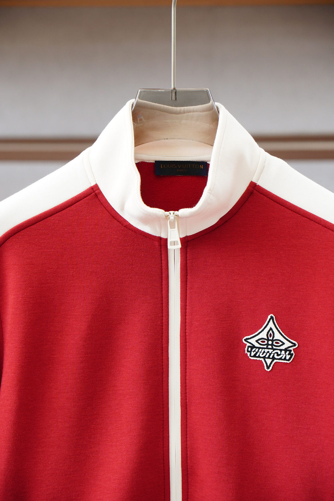 Lv路意易威登/🌍2025 秋冬季新品，最新系列外套/重塑街头高级感不拘常规，轻盈有型。本季Y以全新复合