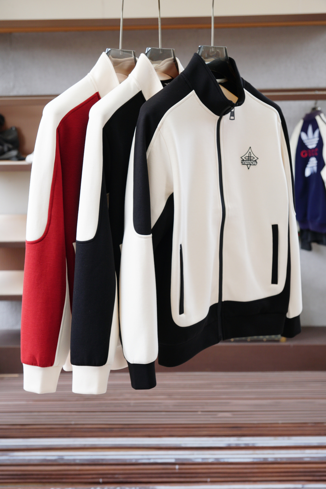 NO:538991,Lv Luyi Vuitton/2025 new autumn and winter products, the latest series of jackets/reshapes the street high-end feel is not conventional, light and stylish. This season Y uses a new composite fabric to create this popular jacket/body 1 uses 94 polyester fiber + 6 spandex, taking into account the light texture and outstanding elasticity; partially matched with body 2 fabric, 78 polyester fiber + 22 nylon, further improving the overall functional performance. Special surface treatment technology gives the fabric a delicate and shiny luster, tightly woven structure lightweight locking, completely breaking the heavy feeling of autumn and winter wear. Full three-dimensional tailoring·Details are ingenious  The wide three-dimensional cutting does not overly stick to the body's outline, creating a full sense of space and high-end visual lines, interpreting unique fashion language. The multi-cut piece splicing design makes the upper body look fashionable and atmospheric. The overall use of the same color double-line sewing edge-border technology, from the brim to the hem, each line is precise and exquisite, showing the luxurious connotation in a low-key manner. Whether it is street style or fashion mixing, it is easy to show a casual but exquisite dressing attitude. Color black and white Size M-3XL red, louis vuitton, jackets & coats, hats, alexander wang19860909Lv路意易威登/2025 秋冬季新品,最新系列外套/重塑街头高级感不拘常规,轻盈有型.本季Y以全新复合面料打造这款人气外套/主体1采用94聚酯纤维+6氨纶,兼顾轻盈质感与出众弹性；局部搭配主体2面料,78聚酯纤维+22锦纶,进一步提升整体机能表现.特殊表面处理工艺,赋予织物细腻微光泽,紧密织造结构轻量锁温,彻底打破秋冬穿着厚重感. 全立体剪裁·细节见匠心 宽幅立体剪裁不过分拘泥身体轮廓,营造饱满空间感与高级视觉线条,诠释独有的时尚语言.多处裁片拼接设计,上身效果时尚大气.整体采用同色系双线衍缝包边工艺,从帽檐至下摆,每一处走线精准考究,于低调中尽显奢华内涵. 无论是街头风格还是时装混搭,皆游刃有余,展现随性却不失精致的穿搭态度.颜色黑色白色 尺码M-3XL红,,louis vuitton,jackets & coats,hats,alexander wang,Men's clothing