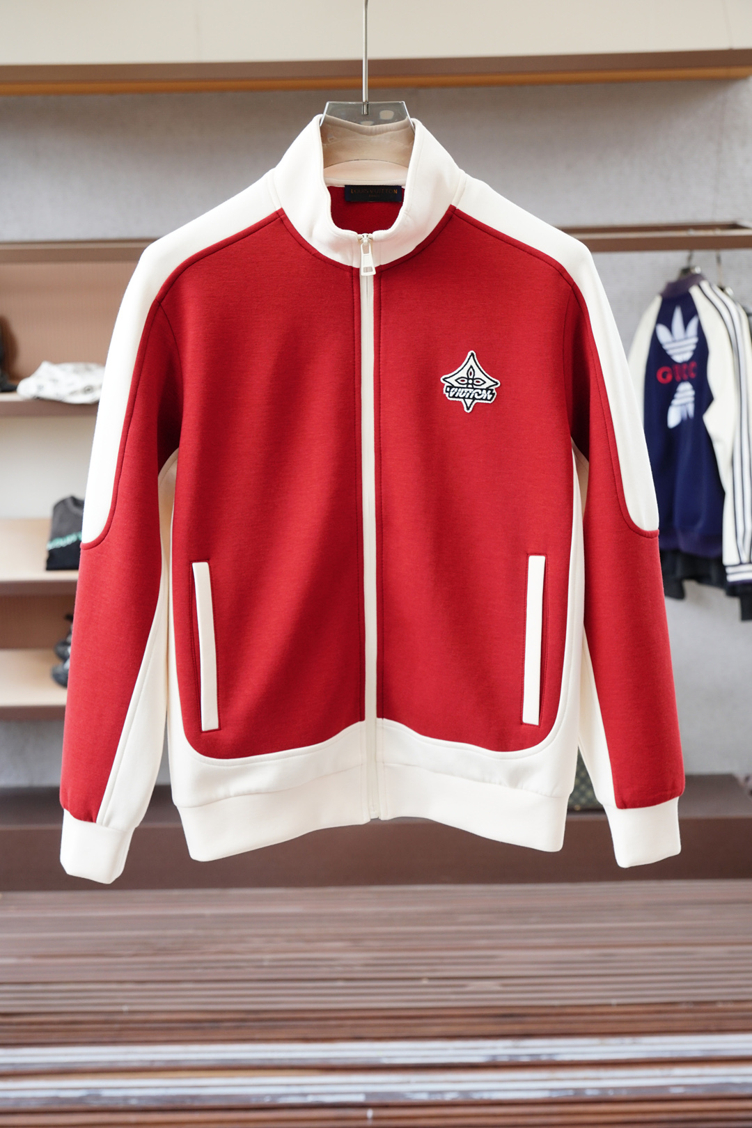 Lv路意易威登/🌍2025 秋冬季新品，最新系列外套/重塑街头高级感不拘常规，轻盈有型。本季Y以全新复合