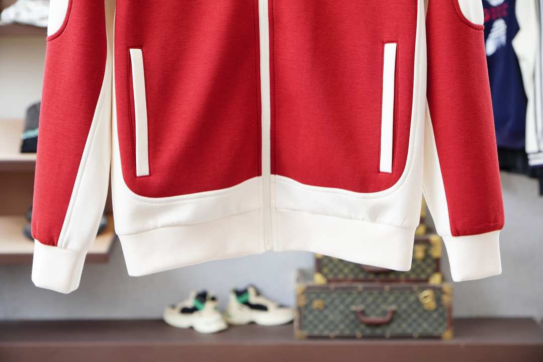 Lv路意易威登/🌍2025 秋冬季新品，最新系列外套/重塑街头高级感不拘常规，轻盈有型。本季Y以全新复合