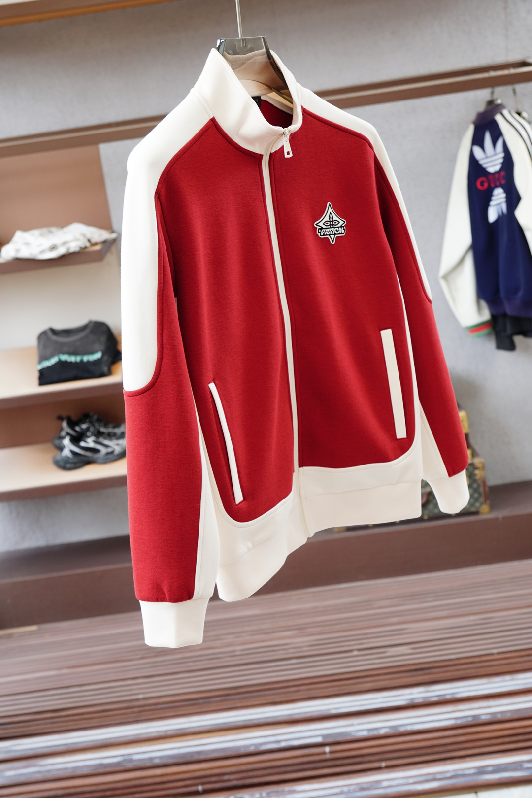 Lv路意易威登/🌍2025 秋冬季新品，最新系列外套/重塑街头高级感不拘常规，轻盈有型。本季Y以全新复合