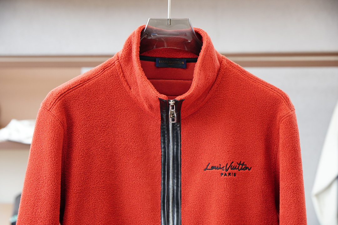 ，Lv路意威登🌍这款外套兼具风格与性能，凸显玩转比例的宽松造型，流露现代美学魅力。精致细节共同造就简约造