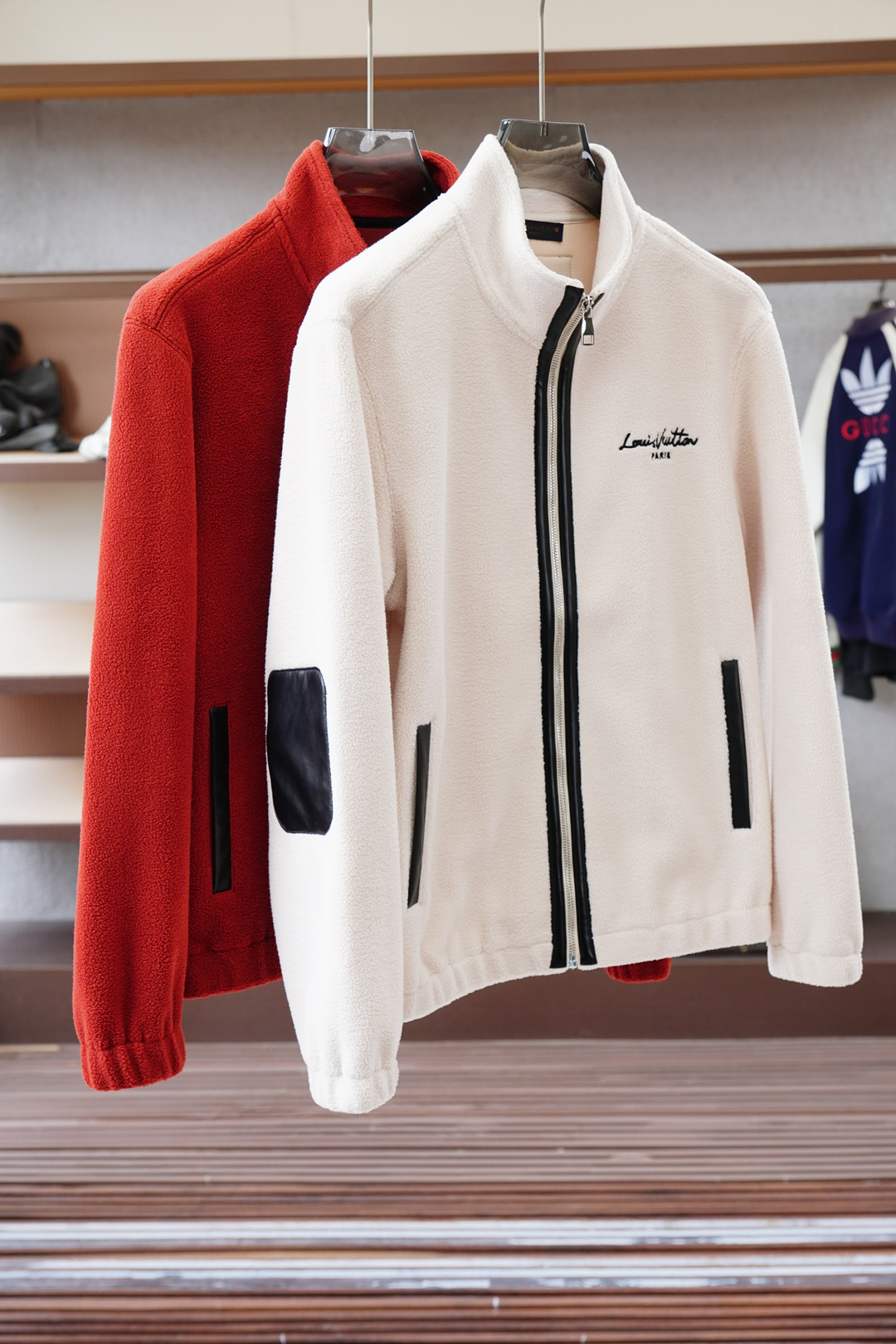 NO:538994,,Lv Luyiweiden This jacket combines style and performance, highlights the loose shape of play proportions, and exudes the charm of modern aesthetics. The exquisite details together create a simple shape, suitable for layering and mixing. The granular fleece fabric is warm and soft, helps the body to keep dry and improves the comfort of wearing. The fabric has good elasticity, can better fit the body, preventing the fabric from wrinkling or deformation during wearing; excellent warmth and comfort. Matte needle embroidery uses specific needle methods and line widths during embroidery process to make the embroidered letters appear matte. The process focuses more on controlling the reflection and scattering of light to achieve a matte effect. The embroidery effect has smooth and fine lines.,,louis vuitton, jackets & coats,alexander wang19860909,Lv路意威登 这款外套兼具风格与性能,凸显玩转比例的宽松造型,流露现代美学魅力.精致细节共同造就简约造型,适合叠穿和混搭. 颗粒绒面料采用保暖柔软,帮助身体保持干爽,提高穿着舒适度.面料具有较好的伸缩性,能够更好地贴合身体,防止穿着时面料褶皱或变形；优良的保暖性和舒适性. 哑光挨针刺绣在刺绣过程中使用特定的针法和线条宽度,使刺绣字母呈现出哑光的效果.工艺更注重于控制光线的反射和散射,以达到哑光的效果,刺绣效果线条流畅精细.,,louis vuitton,jackets & coats,alexander wang,Men's clothing