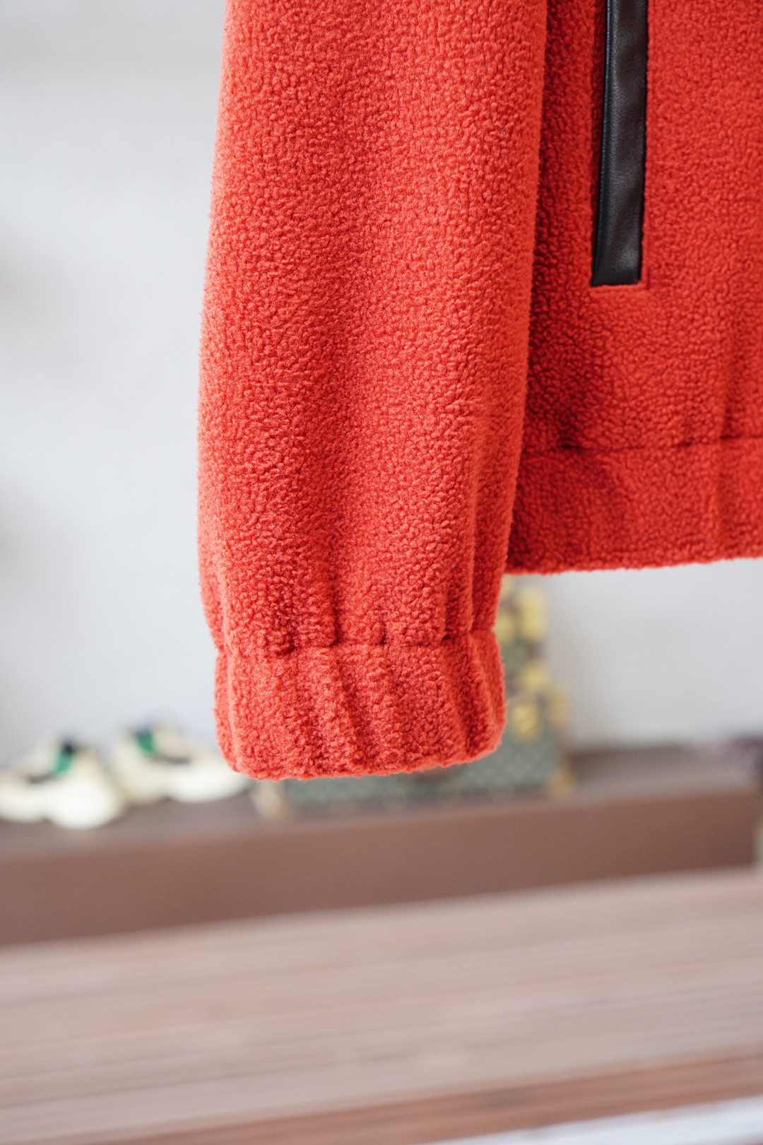 ，Lv路意威登🌍这款外套兼具风格与性能，凸显玩转比例的宽松造型，流露现代美学魅力。精致细节共同造就简约造