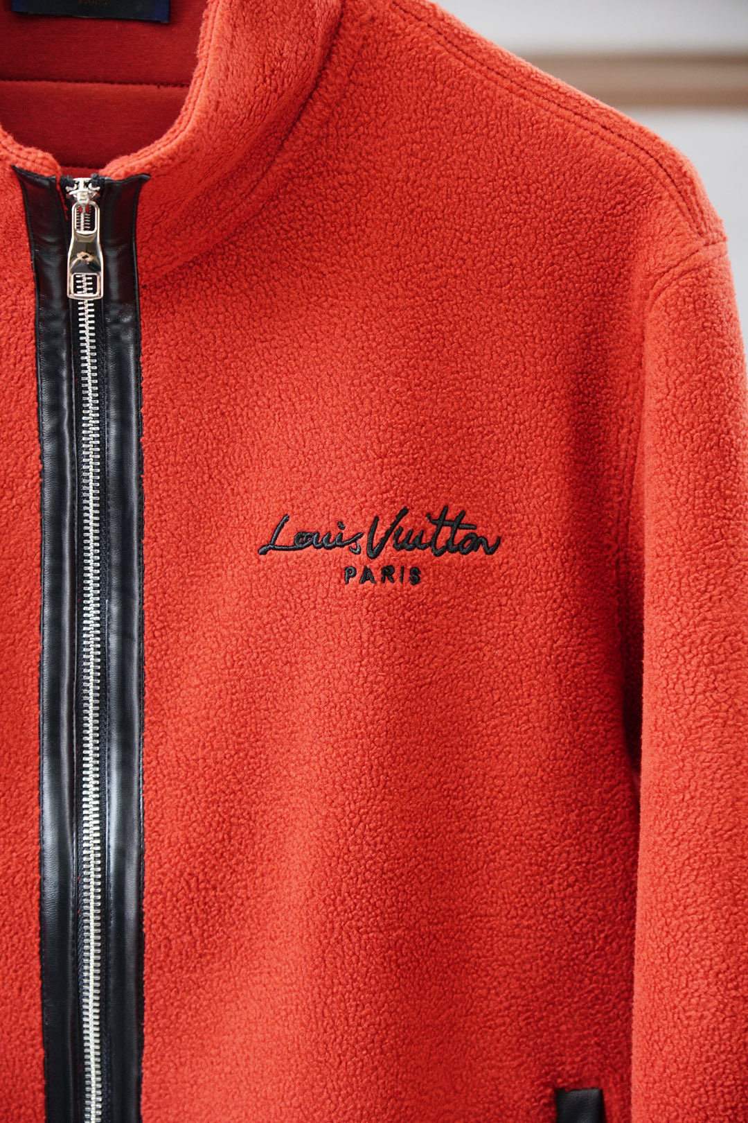 ，Lv路意威登🌍这款外套兼具风格与性能，凸显玩转比例的宽松造型，流露现代美学魅力。精致细节共同造就简约造