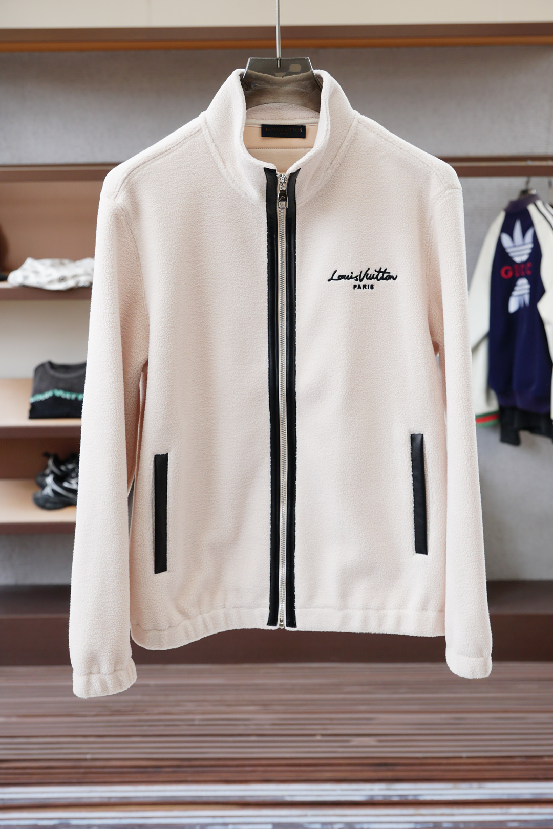 ，Lv路意威登🌍这款外套兼具风格与性能，凸显玩转比例的宽松造型，流露现代美学魅力。精致细节共同造就简约造