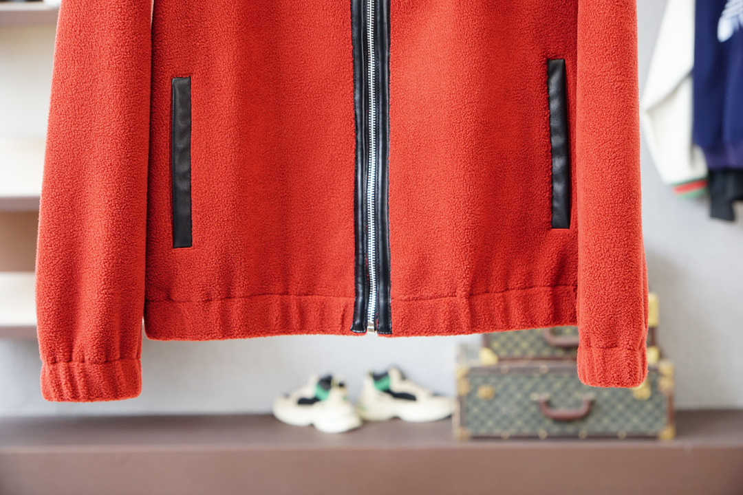 ，Lv路意威登🌍这款外套兼具风格与性能，凸显玩转比例的宽松造型，流露现代美学魅力。精致细节共同造就简约造