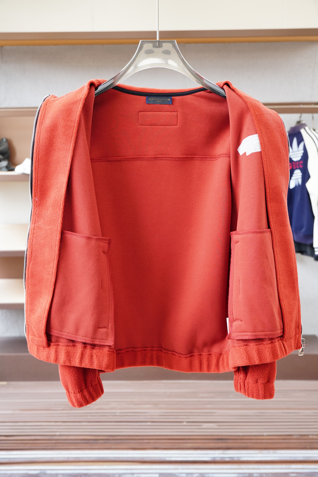 ，Lv路意威登🌍这款外套兼具风格与性能，凸显玩转比例的宽松造型，流露现代美学魅力。精致细节共同造就简约造