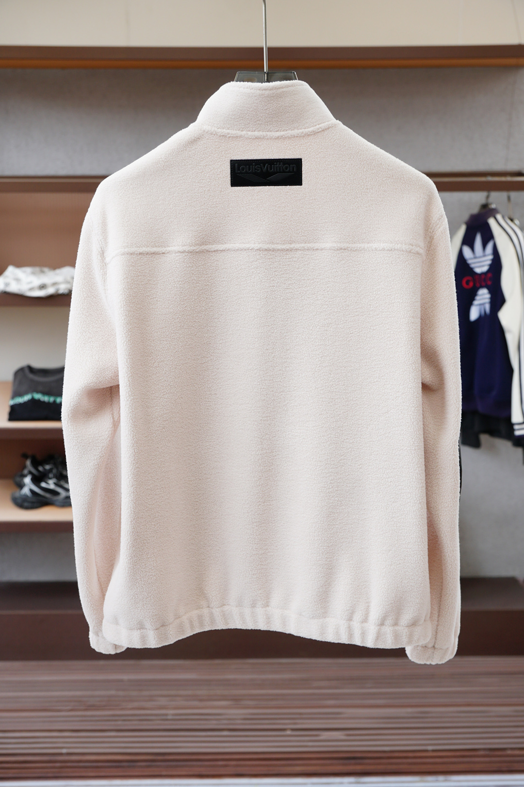 ，Lv路意威登🌍这款外套兼具风格与性能，凸显玩转比例的宽松造型，流露现代美学魅力。精致细节共同造就简约造