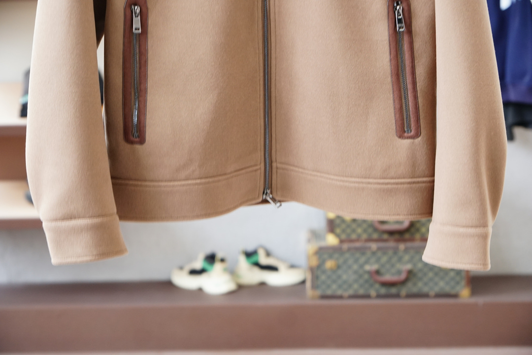 P 、杰尼亚，2025秋冬系列上新🌍商务休闲立领外套/着款选用定制进口横纹棉制成，该面料手感轻薄细腻软糯