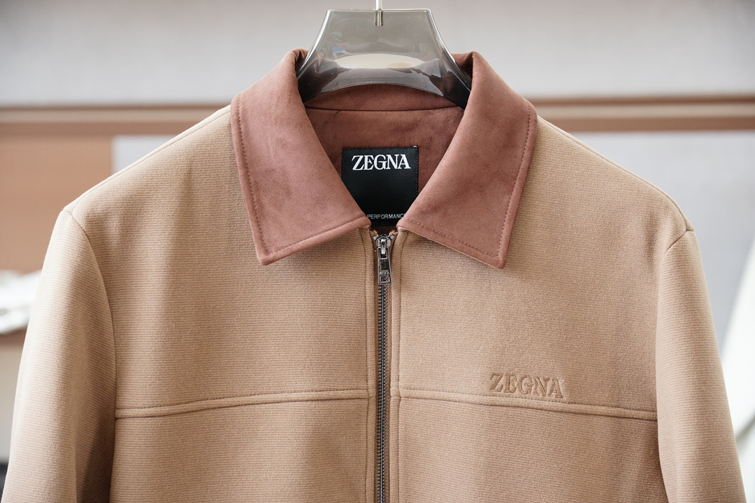 P 、杰尼亚，2025秋冬系列上新🌍商务休闲立领外套/着款选用定制进口横纹棉制成，该面料手感轻薄细腻软糯