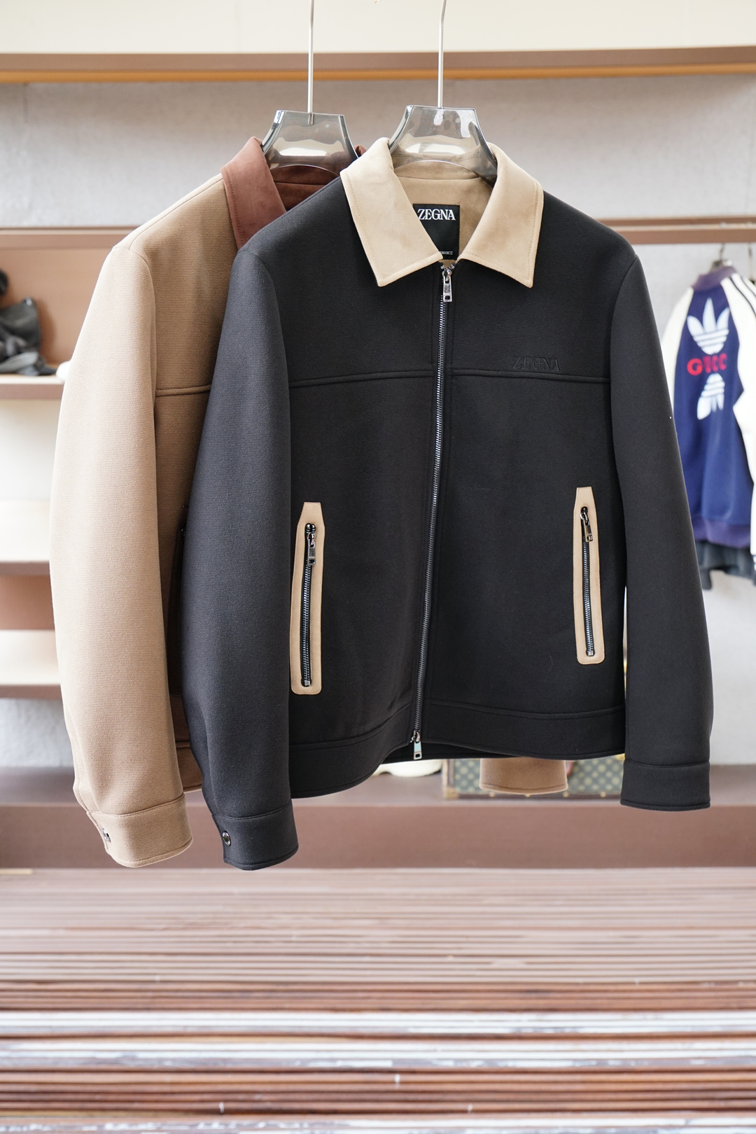 NO:538997,P, Jenia, 2025 autumn and winter series new business casual stand-up collar jacket / The style is made of customized imported horizontal cotton. The fabric feels light and delicate, soft and glutinous, and it also takes into account the superior clarity. The terry texture is arranged tightly like fish scales inside, which is warm and breathable to the skin without any thorns! The cuffs and hem are spliced ​​with knitted ribs in the same color as the tank, making the wearer more handsome and stylish! The front of the garment is decorated with patterns, carefully embroidered with top-notch craftsmanship, and paired with brand embellishments to show both luxury and fashion! The basic casual round neck cutout makes it look thin and hides the flesh with significant effect. It can control your daily casual clothes. It has no gender-free figure and is recommended for the same style as men and women! Size M-3XL, zegna, jackets & coats,alexander wang19860909P 、杰尼亚, 2025秋冬系列上新商务休闲立领外套/ 着款选用定制进口横纹棉制成,该面料手感轻薄细腻软糯,同时兼顾优越的挺括感,内里如同鱼鳞般紧密排列的毛圈肌理,贴肤保暖透气毫无扎刺感可言！袖口以及下摆同缸色染针织罗纹拼接,令着身者更加帅气有型！衣身正面由图案装饰,采用顶级工艺精心刺绣,搭配品牌点缀,将奢华档次与时尚感都展现了出来！基础休闲的圆领版型剪裁,着穿显瘦藏肉效果显著,能够驾驭你日常各种休闲着装穿法,无性别身材的限定,男女同款推荐！ 尺码M-3XL,,zegna,jackets & coats,alexander wang,Men's clothing