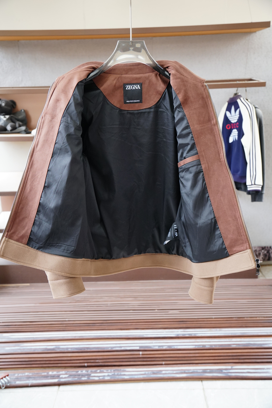 P 、杰尼亚，2025秋冬系列上新🌍商务休闲立领外套/着款选用定制进口横纹棉制成，该面料手感轻薄细腻软糯