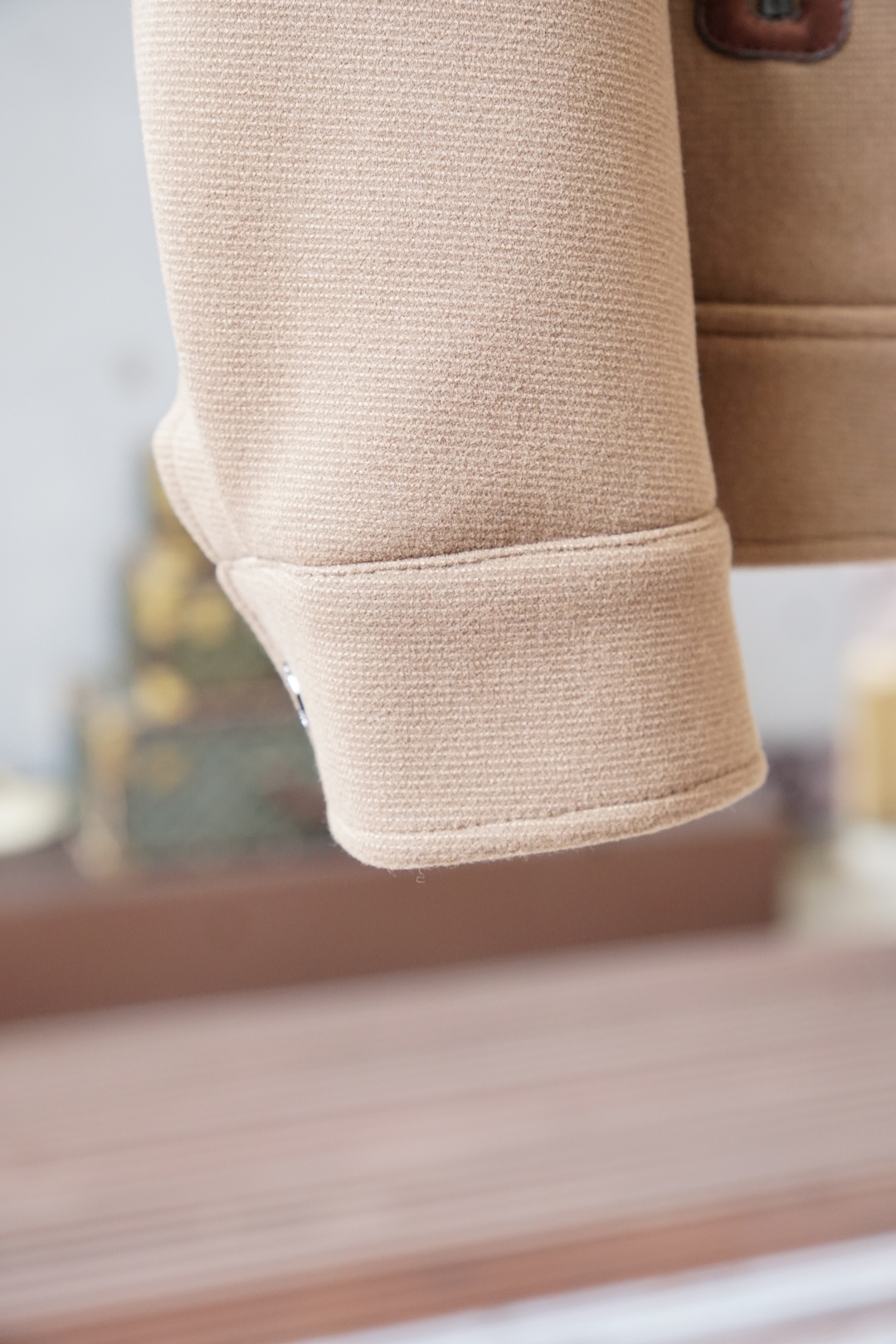 P 、杰尼亚，2025秋冬系列上新🌍商务休闲立领外套/着款选用定制进口横纹棉制成，该面料手感轻薄细腻软糯