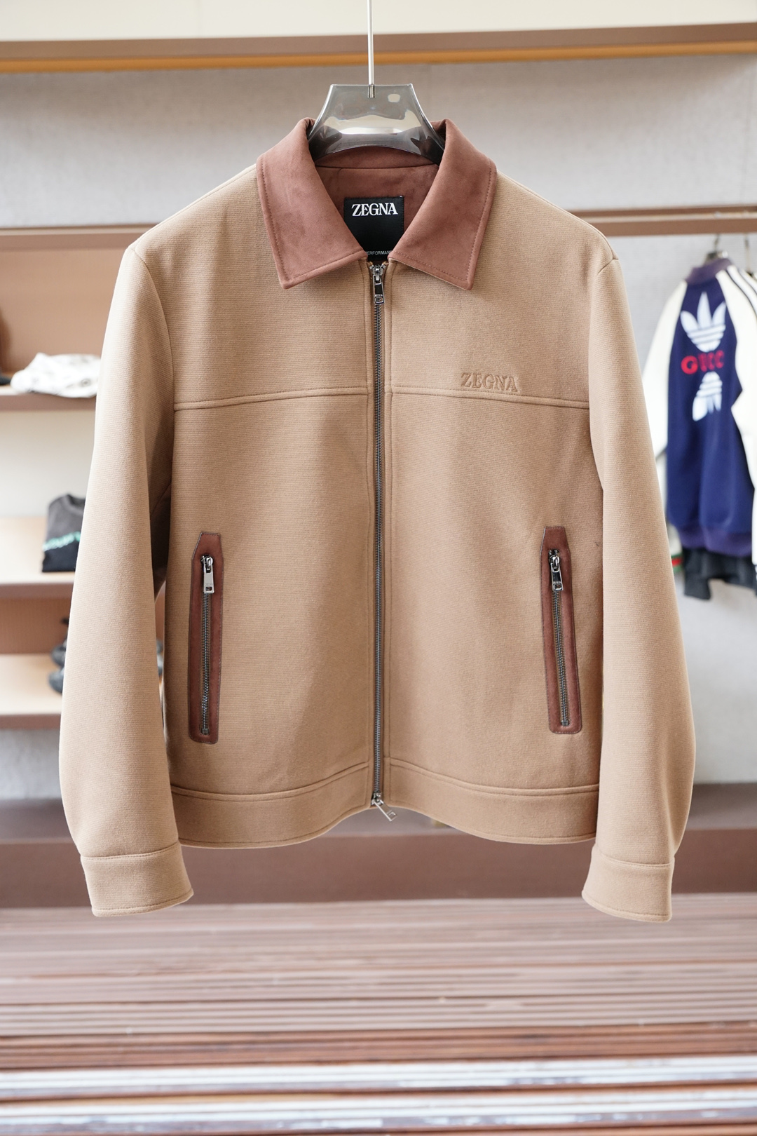 P 、杰尼亚，2025秋冬系列上新🌍商务休闲立领外套/着款选用定制进口横纹棉制成，该面料手感轻薄细腻软糯