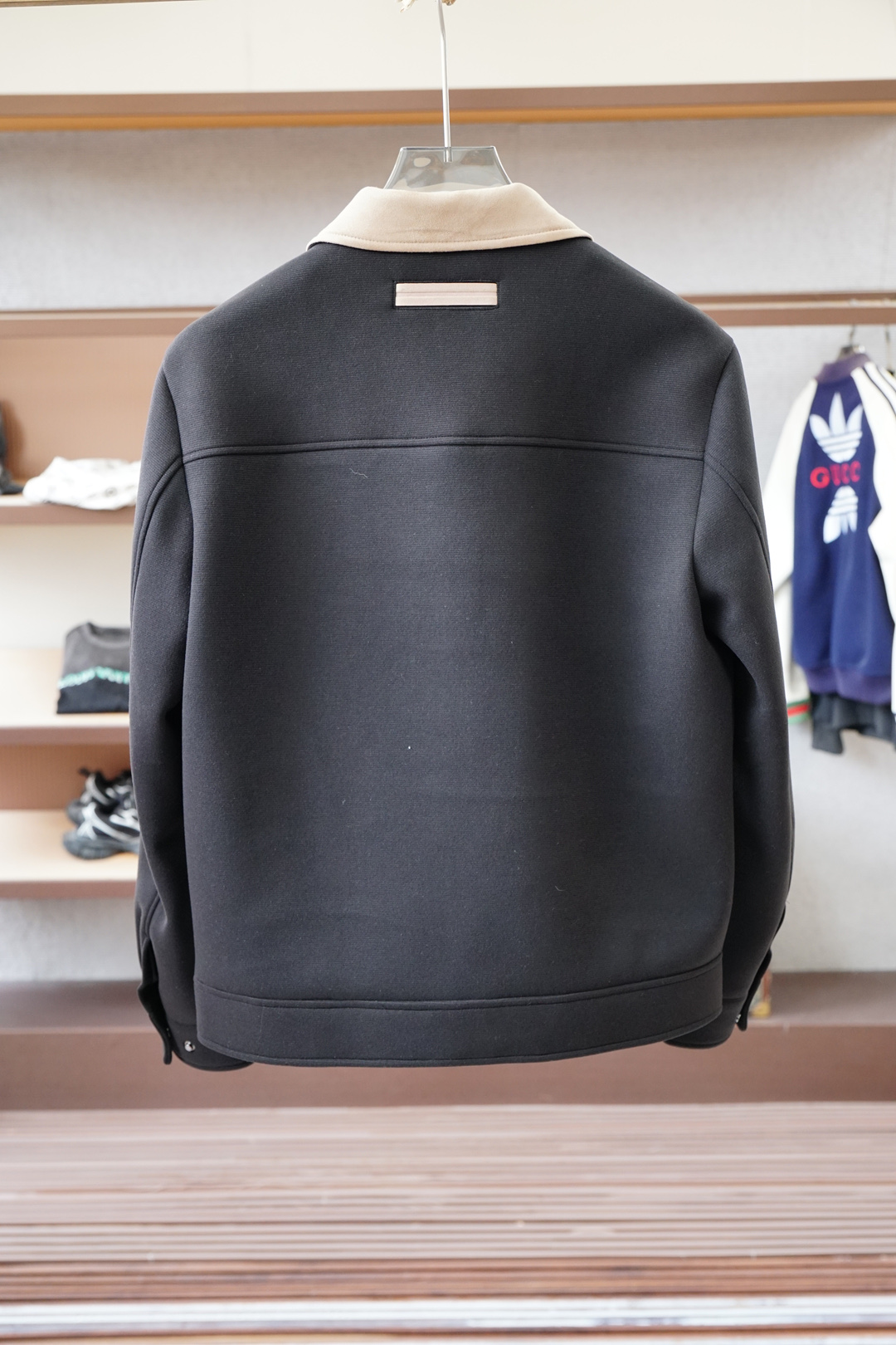 P 、杰尼亚，2025秋冬系列上新🌍商务休闲立领外套/着款选用定制进口横纹棉制成，该面料手感轻薄细腻软糯