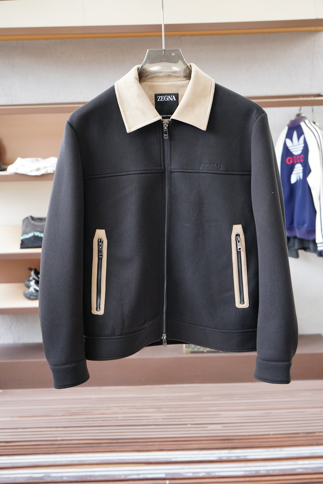 P 、杰尼亚，2025秋冬系列上新🌍商务休闲立领外套/着款选用定制进口横纹棉制成，该面料手感轻薄细腻软糯