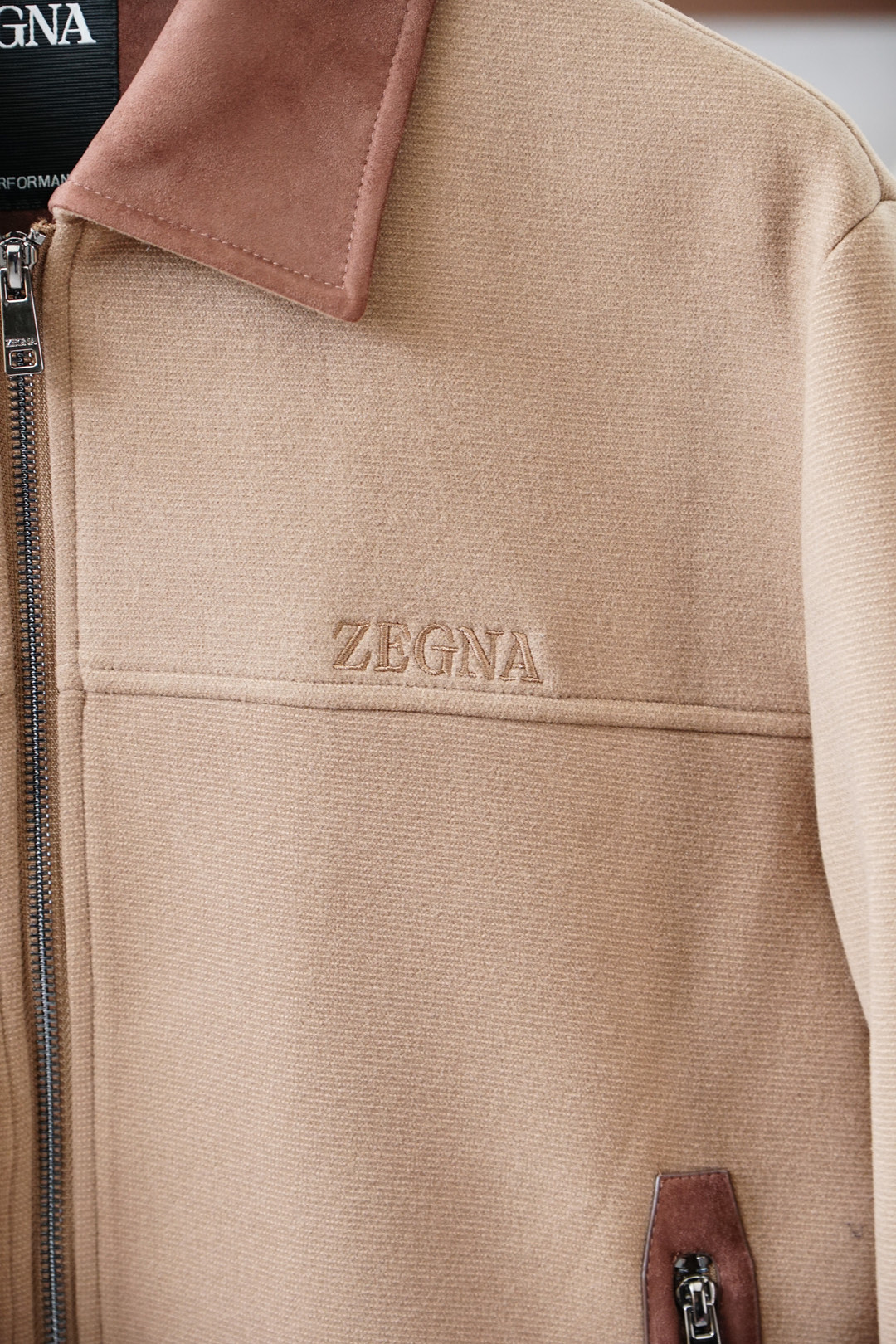 P 、杰尼亚，2025秋冬系列上新🌍商务休闲立领外套/着款选用定制进口横纹棉制成，该面料手感轻薄细腻软糯