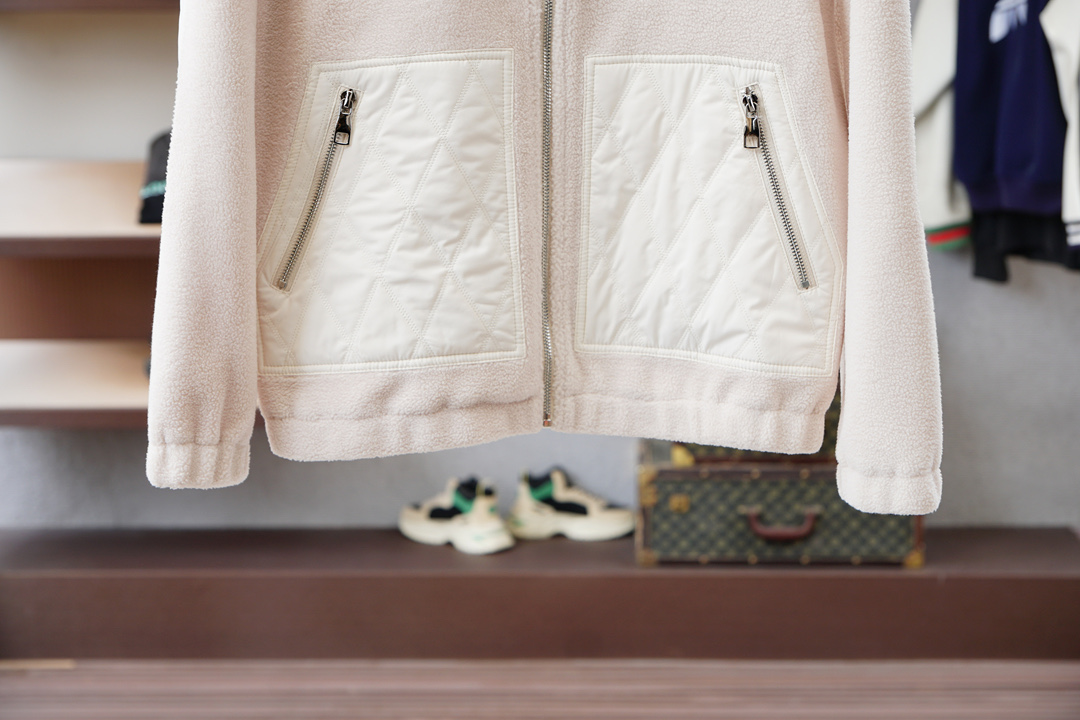 ，Dior迪奥-🌍这款外套兼具风格与性能，凸显玩转比例的宽松造型，流露现代美学魅力。精致细节共同造就简约