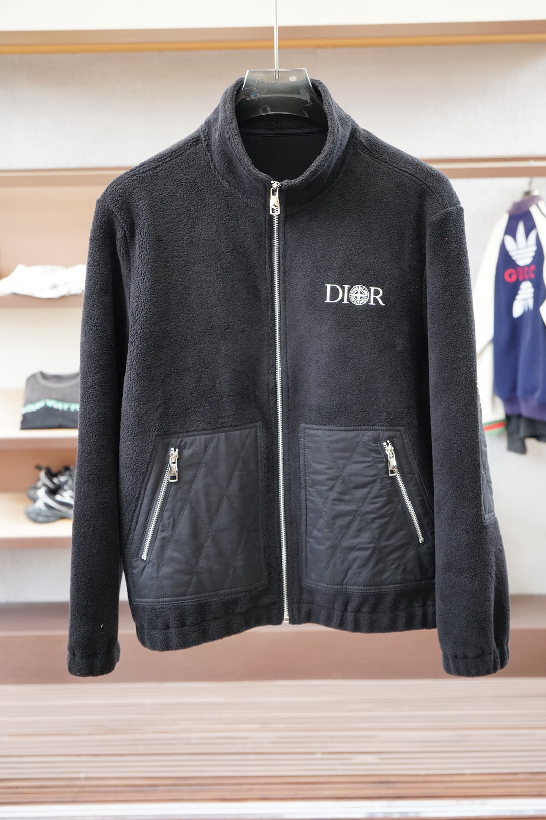 ，Dior迪奥-🌍这款外套兼具风格与性能，凸显玩转比例的宽松造型，流露现代美学魅力。精致细节共同造就简约