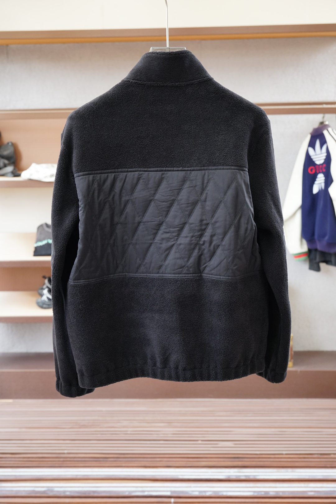 ，Dior迪奥-🌍这款外套兼具风格与性能，凸显玩转比例的宽松造型，流露现代美学魅力。精致细节共同造就简约