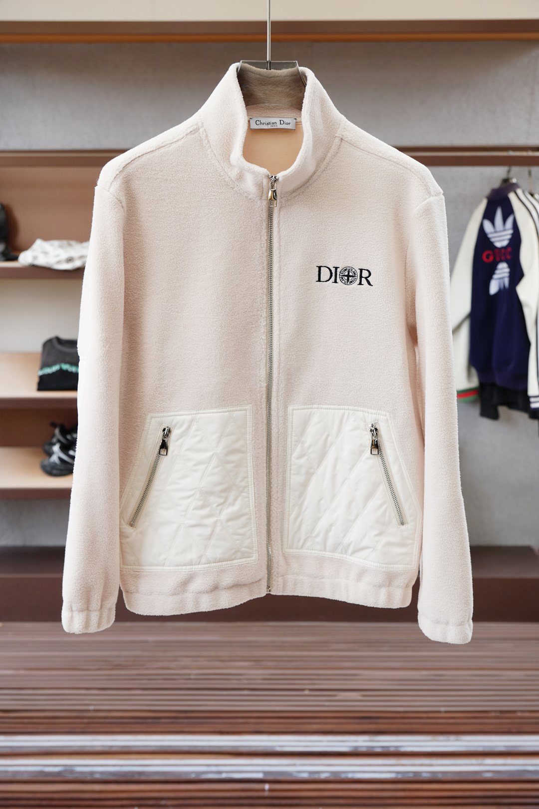 ，Dior迪奥-🌍这款外套兼具风格与性能，凸显玩转比例的宽松造型，流露现代美学魅力。精致细节共同造就简约