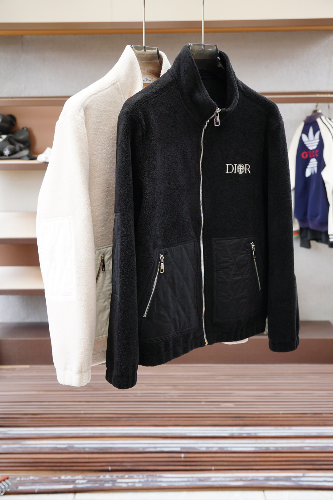 NO:539003,,Dior Dior - This jacket combines style and performance, highlights the loose shape of play proportions, revealing the charm of modern aesthetics. The exquisite details together create a simple shape, suitable for layering and mixing. The granular fleece fabric is warm and soft, helping the body to keep it dry and improve wearing comfort. The fabric has good elasticity, can better fit the body, preventing the fabric from wrinkling or deformation during wearing; excellent warmth and comfort. Matte needle embroidery uses specific needle methods and line widths during embroidery process to make the embroidered letters appear matte. The process focuses more on controlling the reflection and scattering of light to achieve a matte effect. The embroidery effect has smooth and fine lines.,,dior,dior,jackets & coats,alexander wang19860909,Dior迪奥- 这款外套兼具风格与性能,凸显玩转比例的宽松造型,流露现代美学魅力.精致细节共同造就简约造型,适合叠穿和混搭. 颗粒绒面料采用保暖柔软,帮助身体保持干爽,提高穿着舒适度.面料具有较好的伸缩性,能够更好地贴合身体,防止穿着时面料褶皱或变形；优良的保暖性和舒适性. 哑光挨针刺绣在刺绣过程中使用特定的针法和线条宽度,使刺绣字母呈现出哑光的效果.工艺更注重于控制光线的反射和散射,以达到哑光的效果,刺绣效果线条流畅精细.,,dior,dior,jackets & coats,alexander wang,Men's clothing