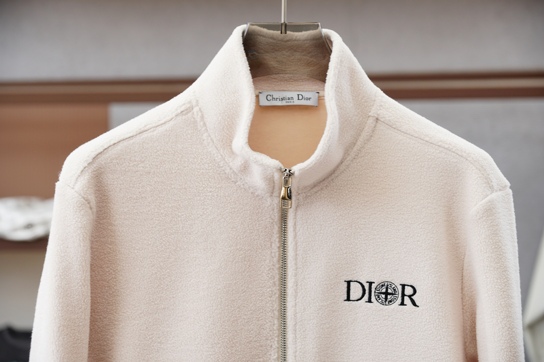 ，Dior迪奥-🌍这款外套兼具风格与性能，凸显玩转比例的宽松造型，流露现代美学魅力。精致细节共同造就简约