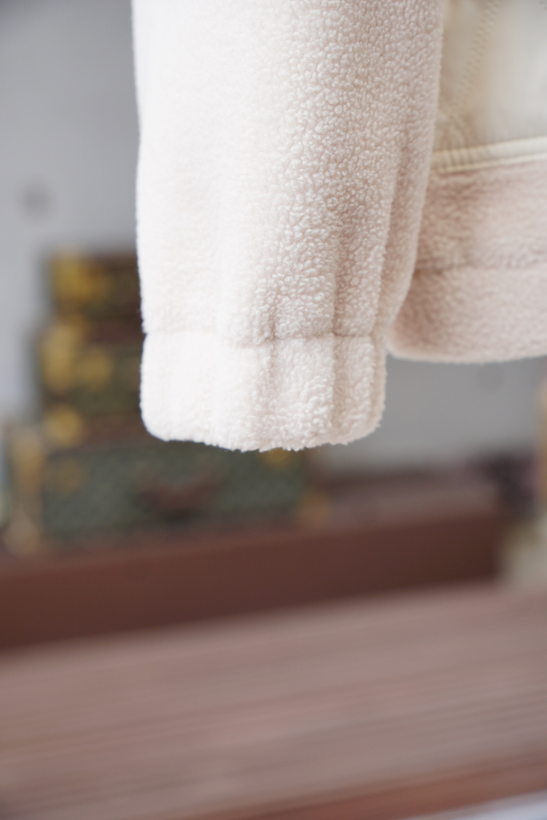 ，Dior迪奥-🌍这款外套兼具风格与性能，凸显玩转比例的宽松造型，流露现代美学魅力。精致细节共同造就简约