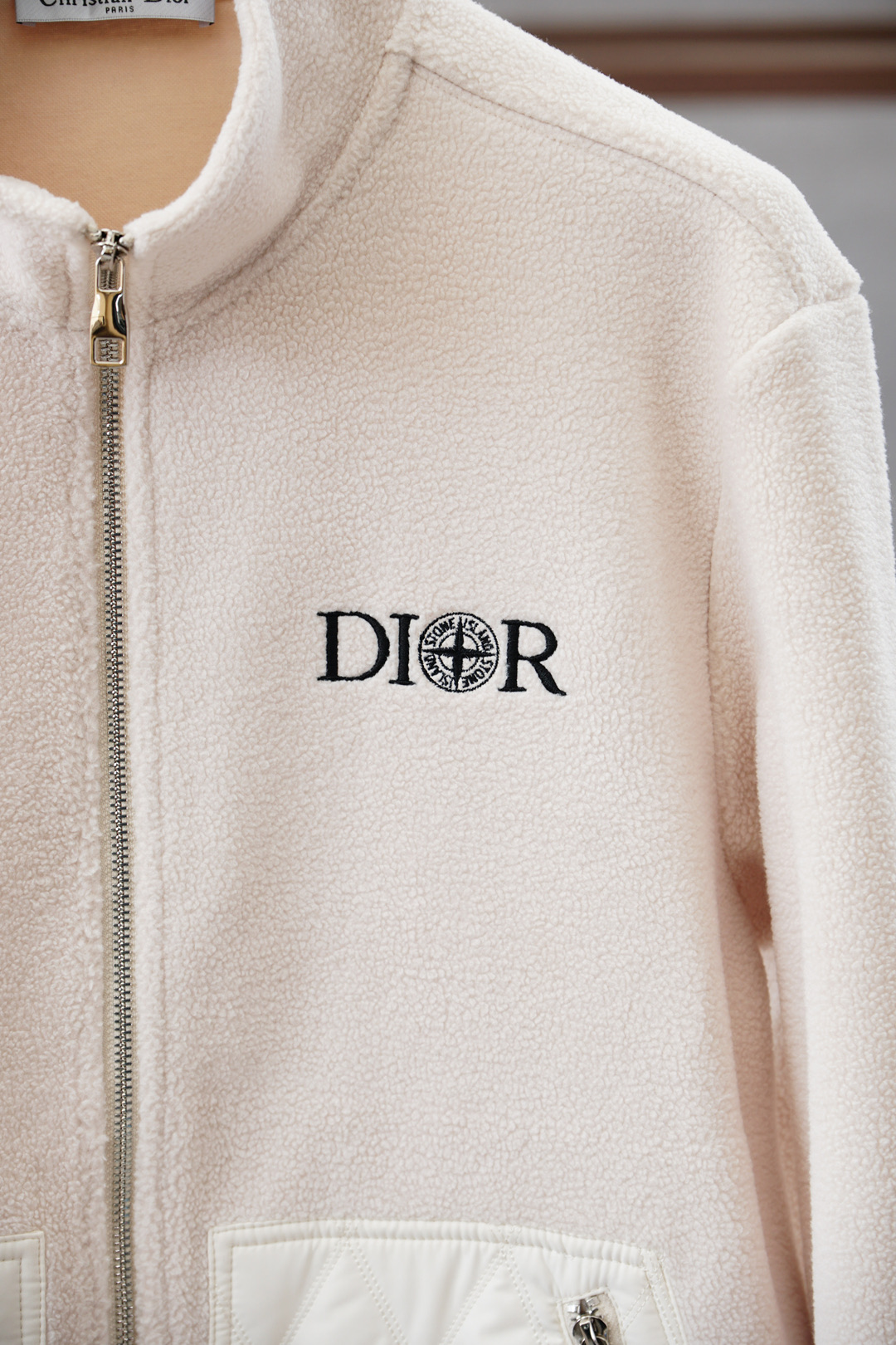 ，Dior迪奥-🌍这款外套兼具风格与性能，凸显玩转比例的宽松造型，流露现代美学魅力。精致细节共同造就简约