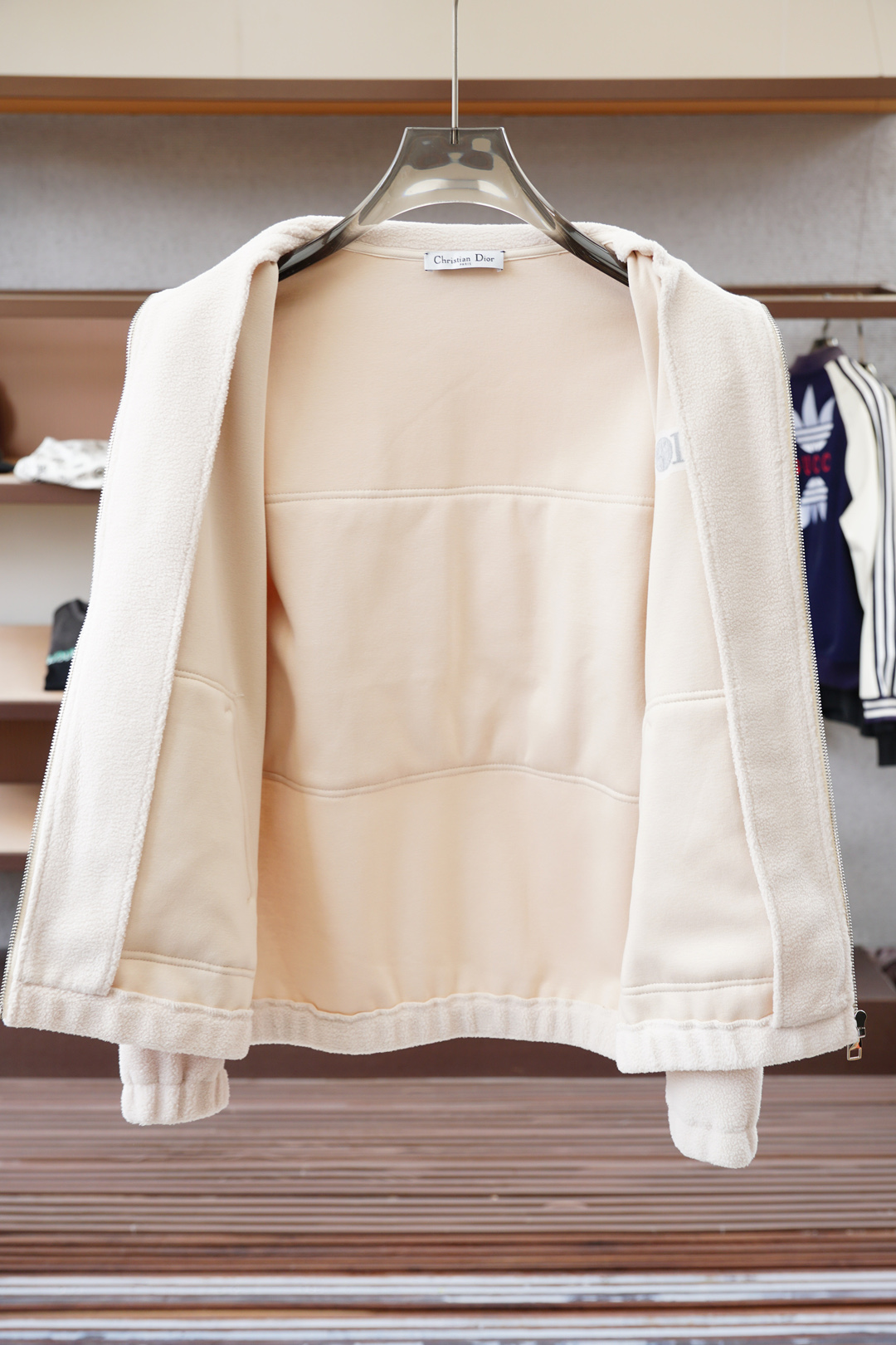 ，Dior迪奥-🌍这款外套兼具风格与性能，凸显玩转比例的宽松造型，流露现代美学魅力。精致细节共同造就简约