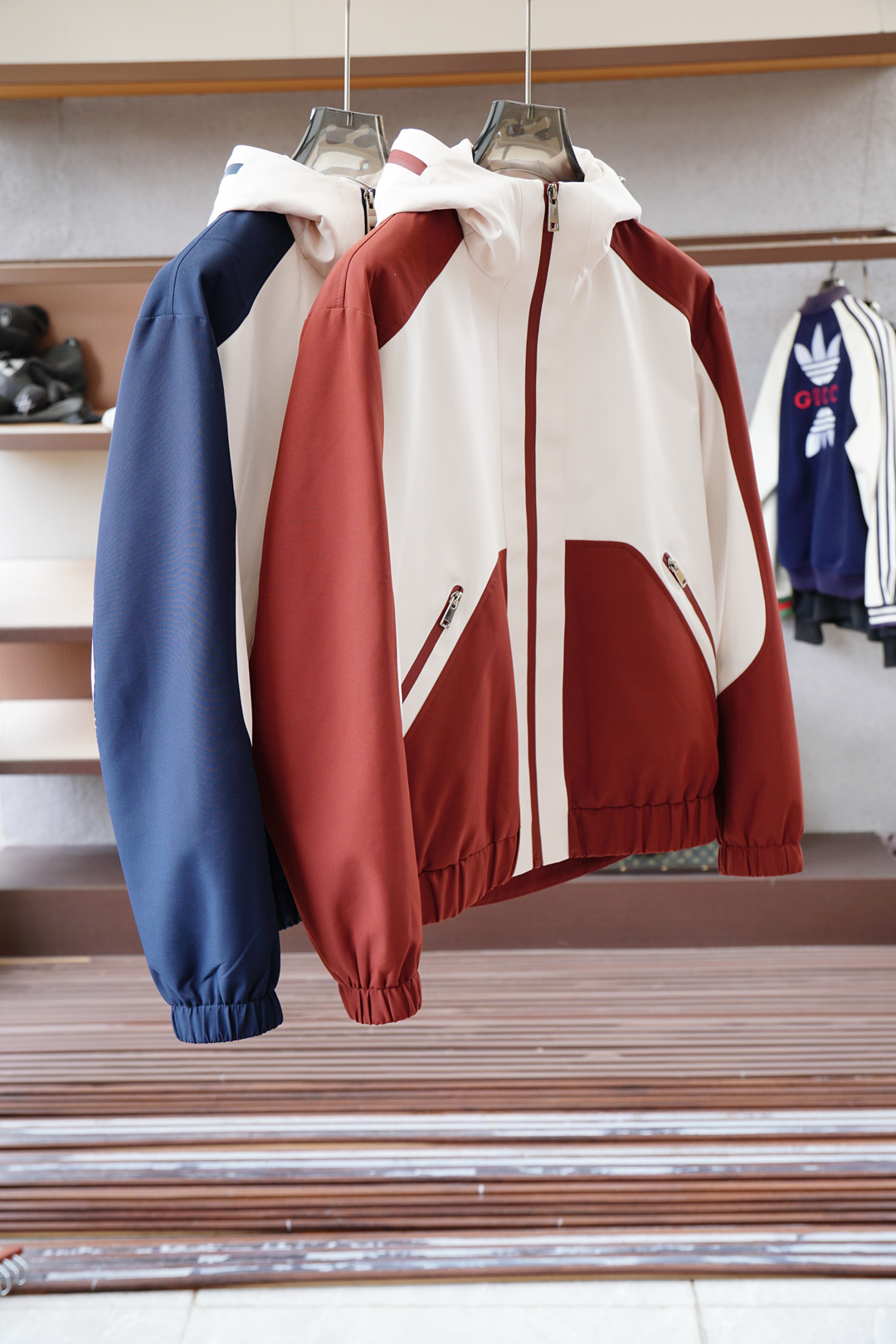 NO:539000,Fendi - pioneer in autumn and winter fashion 2025 FW autumn and winter new jacquard jacket classic splicing fashion and brilliant jacquard logo selection, imitation disassembly and hat design, adding fashionable touch. The blue body uses color stitching, double-line sewing to show delicate workmanship, and the inner contrasting plaid lining highlights the brand's characteristics and classical atmosphere. The splicing shoulder material and chest black and white offset printing, while blessing the brand's classic style, creating the current popular micro-expanding camping style, offering luxury fashion. Color blue red/size M-3XL,,fendi,fendi,jackets & coats,hats,alexander wang19860909Fendi芬迪-秋冬时尚开拓先锋 2025 FW秋冬季新品提花外套 经典的拼接时尚出彩的提花Logo选择,仿拆卸戴帽设计,增添时尚触觉.蓝色大身采用配色缝线,双线衍缝展现细腻做工,内里撞色格纹里衬突出品牌特色与古典气息.拼接肩部材质与胸口黑白胶印,保佑品牌经典款式的同时,打造时下流行的微扩露营风格,敬献奢华时尚. 颜色蓝色红色/ 尺码M-3XL,,fendi,fendi,jackets & coats,hats,alexander wang,Men's clothing