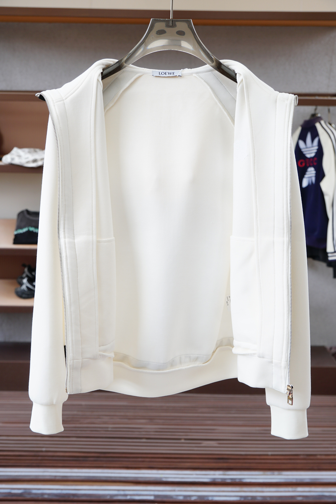 罗意威/Loewe-🌍2025 秋冬季新品，最新系列外套/重塑街头高级感不拘常规，轻盈有型。本季Y以全新